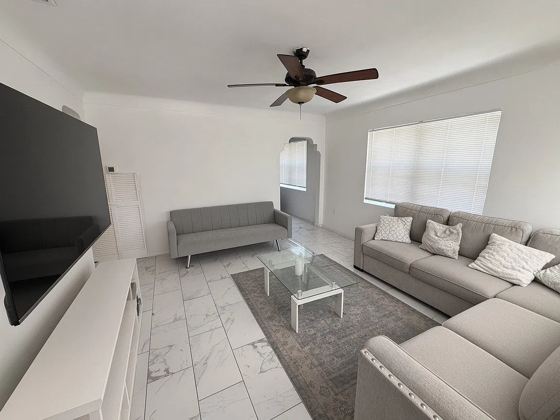 2 bed, 900 sqft, $1,950 — Photo 2