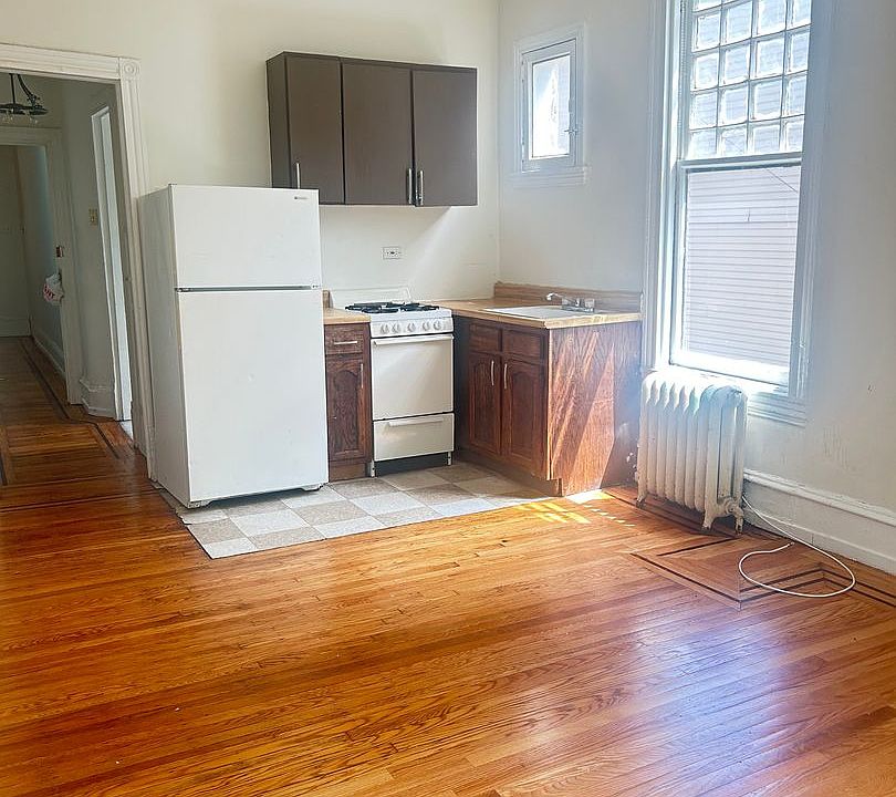 2nd image of 1808 W Tioga St #2R