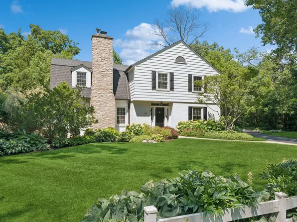 251 Ravine Forest Dr, Lake Bluff, IL 60044