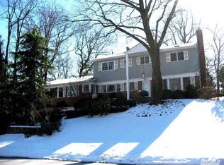 40 Ash Dr, Roslyn, NY 11576