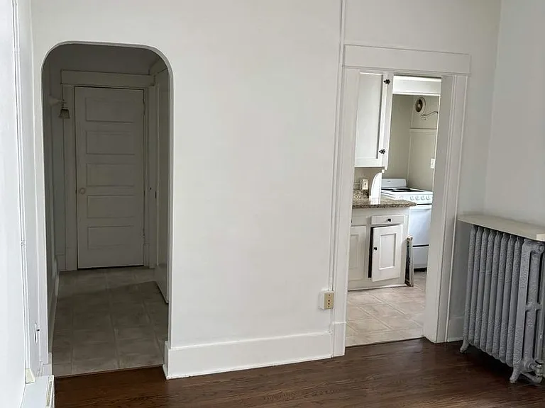 220 Belmont Ave E — Photo 20