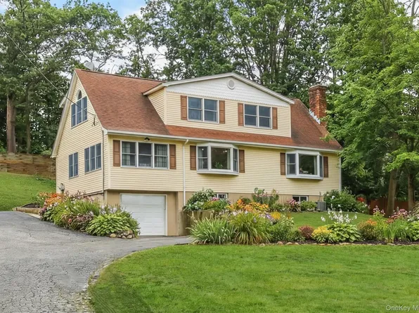 223 Bread And Cheese Hollow Road, Fort Salonga, NY 11768