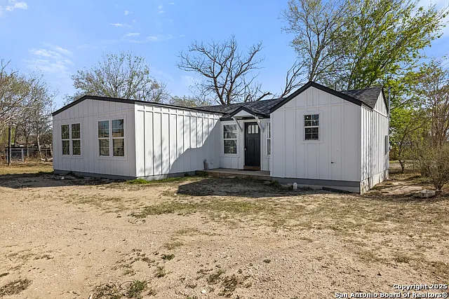 3 bed, 2.0 bath, 1074 sqft, $1,600 — Photo 2