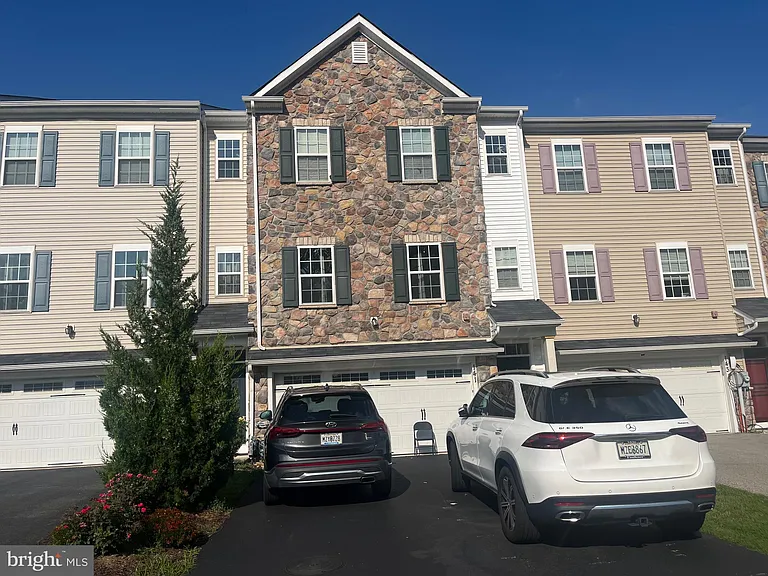 141 Graystone Dr — Photo 2