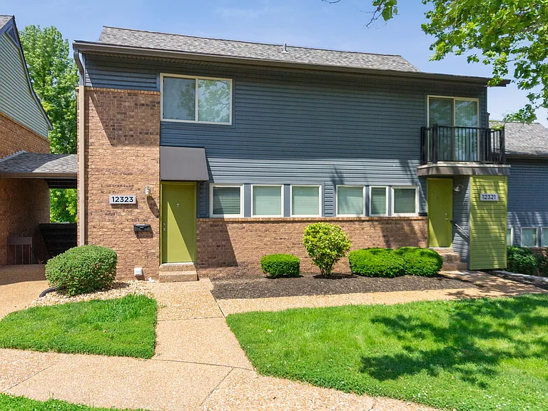 Apartment Entrance and Landscaping | Apartments For Rent Maryland Heights Missouri | Haven on The Lake