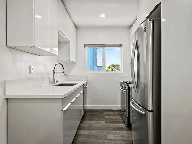 1333 W 36th Place Apartments — Photo 16