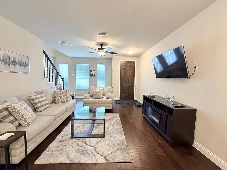 305 Tottenham Ct — Photo 6