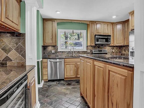 4th image of 208 Great Hall Ct