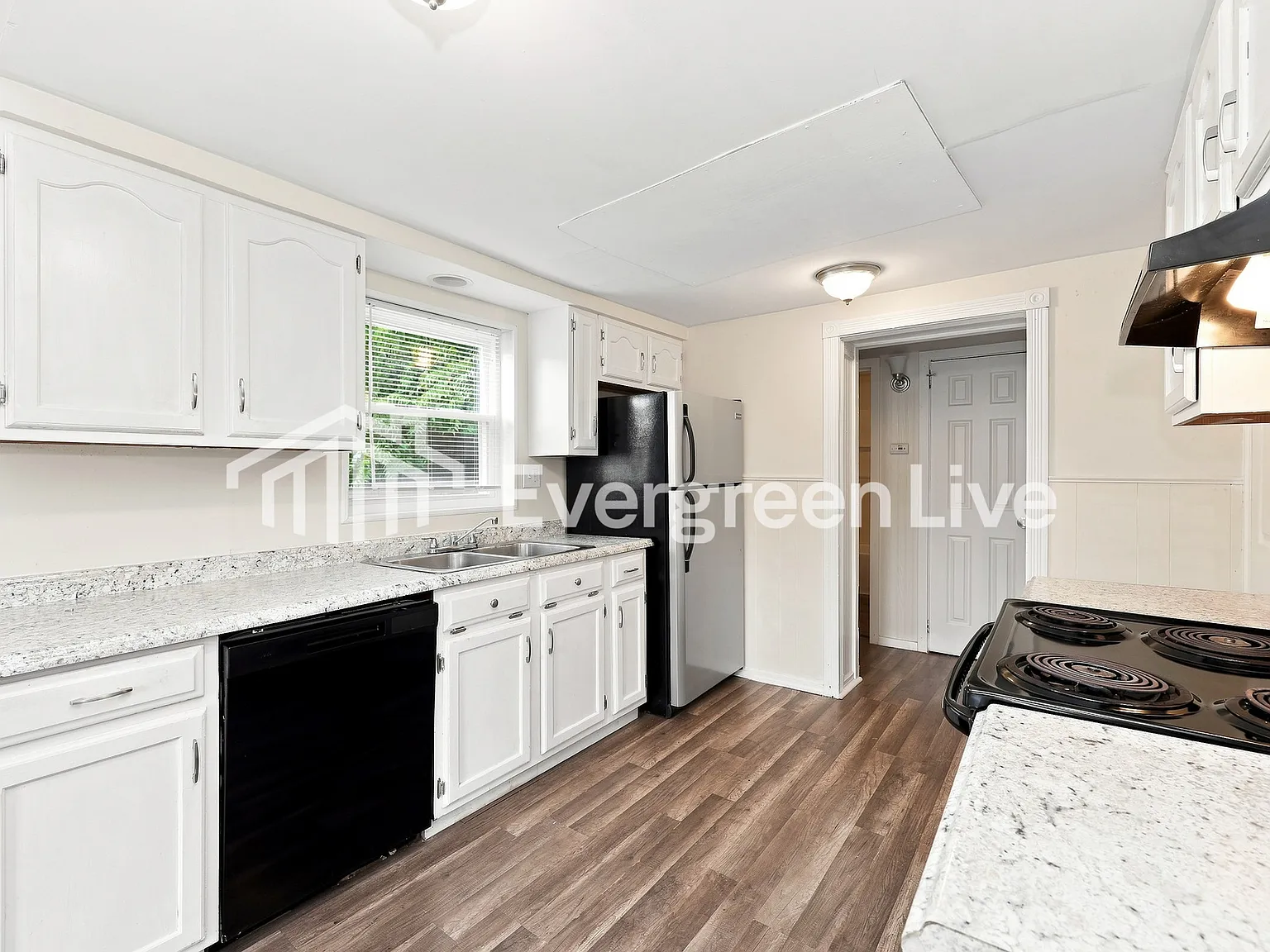 3 bed, 2.0 bath, 1139 sqft, $1,695 — Photo 3