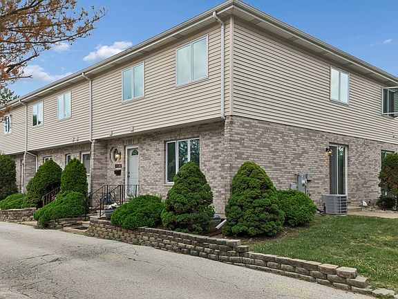 2nd image of 4241 Lindenwood Dr APT A