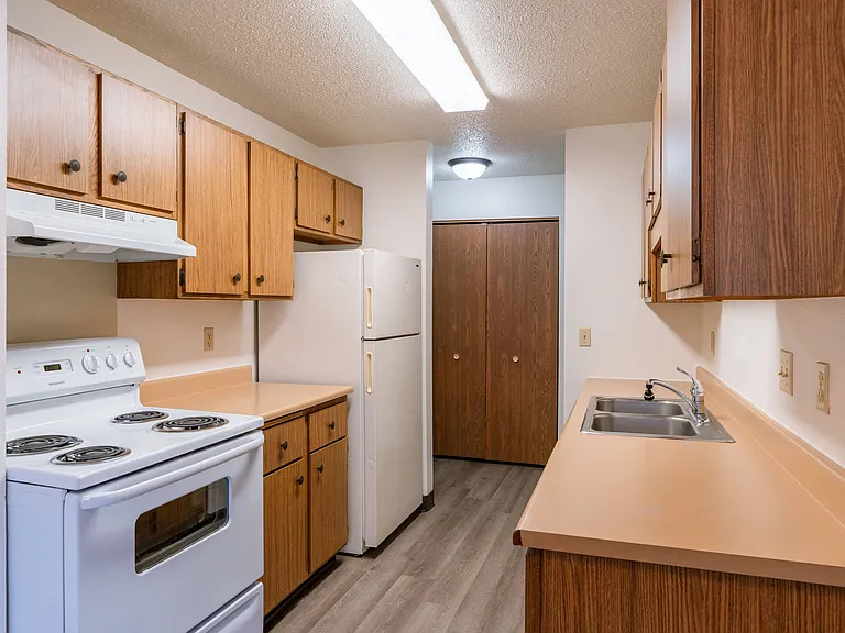 Fargo, ND Prairiewood Courts Apartments | Kitchen
