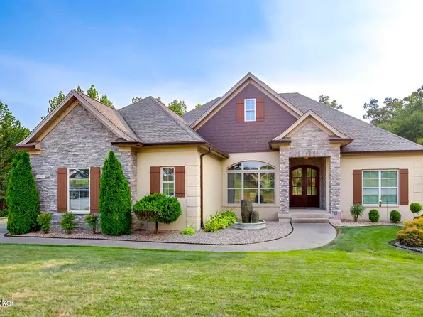 8010 Wooded Ridge Dr, Louisville, KY 40214