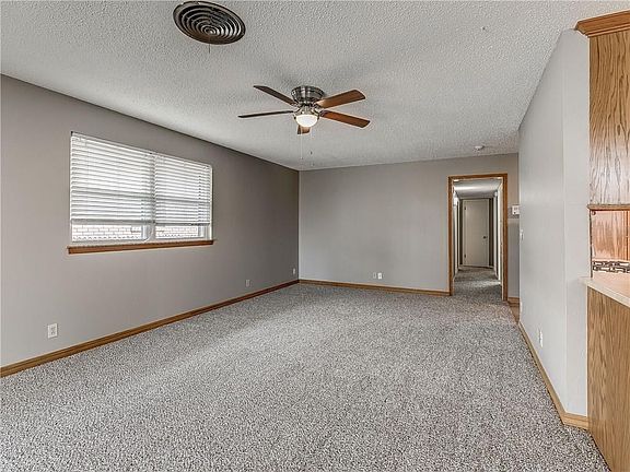 3rd image of 4845 Woodview Dr