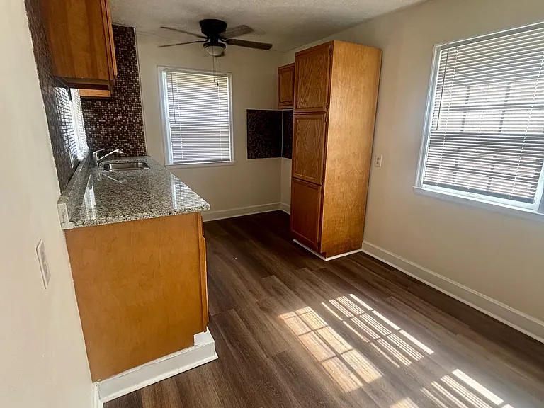 1305 Larchmont Ave — Photo 5