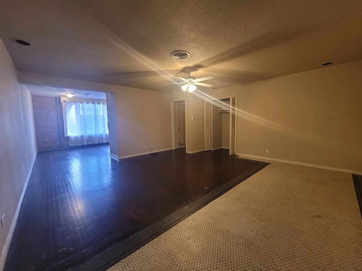 Building Photo - 200 S Beaton St #202
