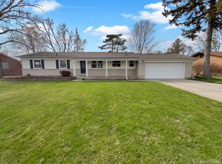 32054 Red Clover Rd, Farmington Hills, MI 48334