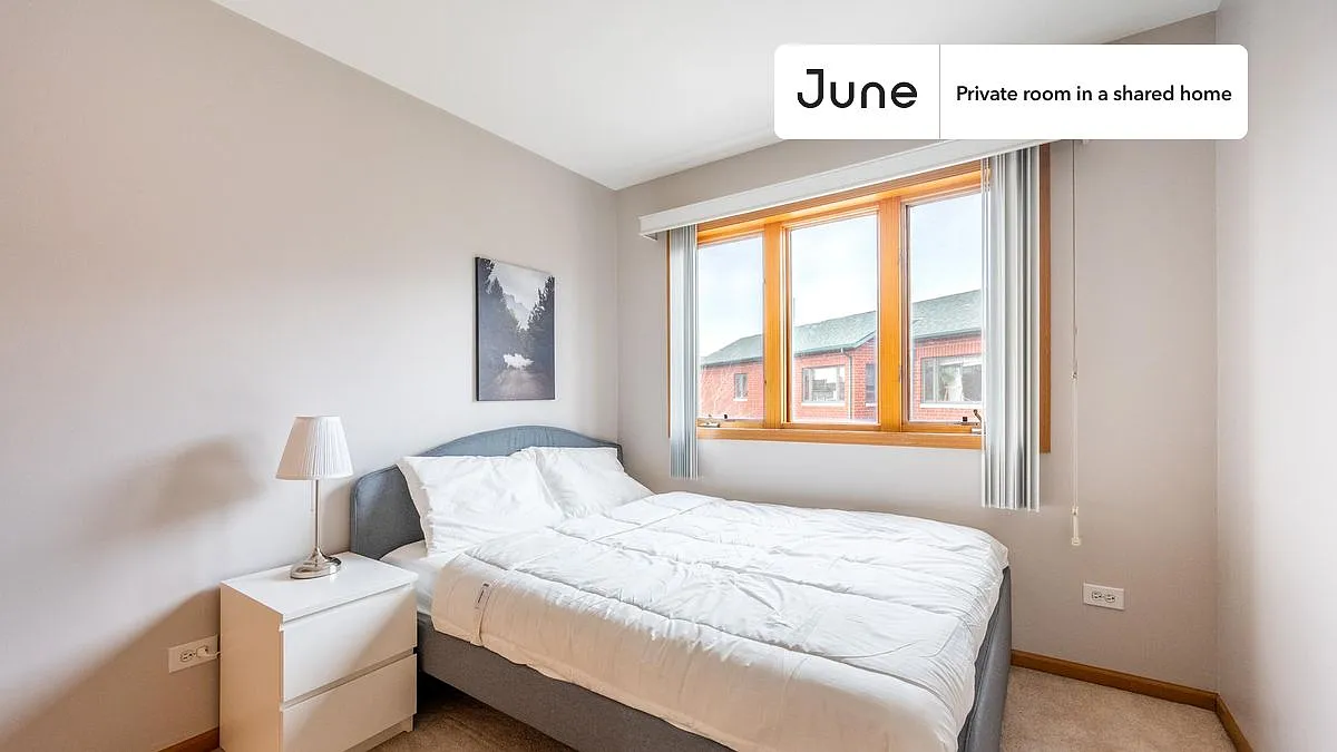 Queen bedroom in 4 bed/2.5 bath home in Chinatown #1632 B — Photo 1