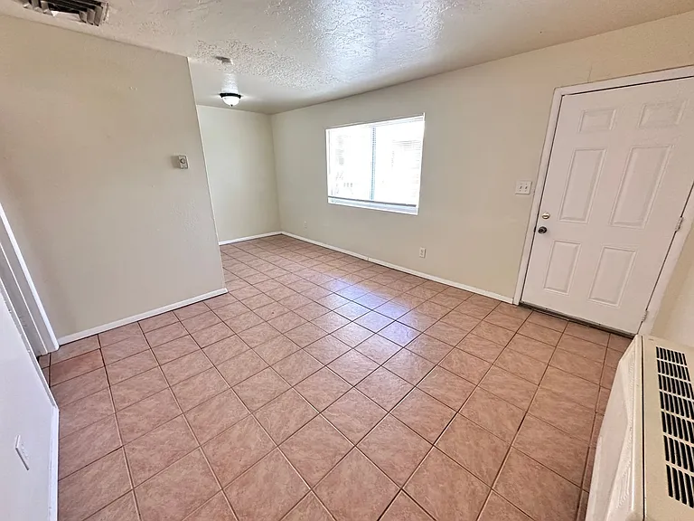 501 Texas Street NE — Photo 4