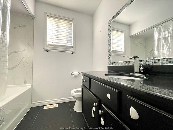 5th image of 3490 Caribou Cres