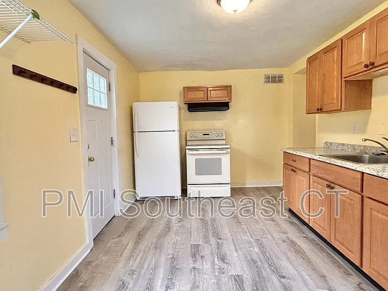 60 Hawthorne Dr — Photo 5