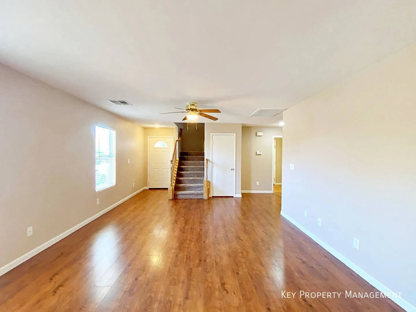 Spacious 4-Bedroom Home With Den & Loft In Cul-de-Sac — Photo 3