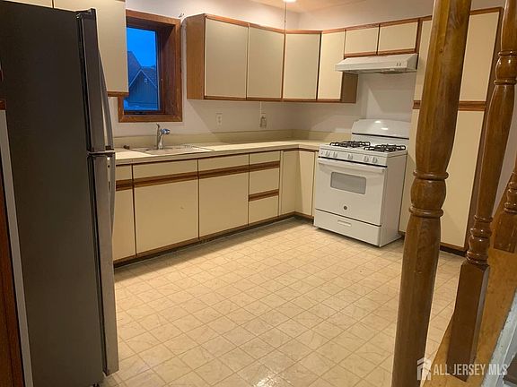 4th image of 11 Pelham Ave