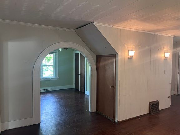 5th image of 808 W College St