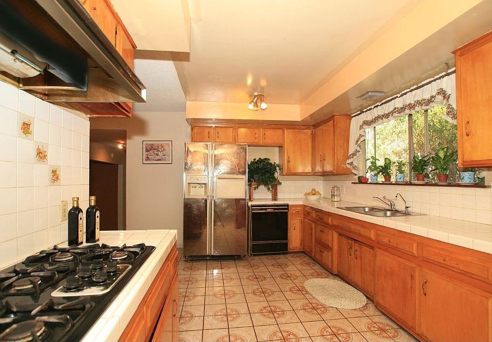 Beautiful wood grain kitchen cabinets