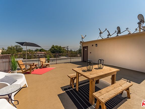 4th image of 11582 Moorpark St #104