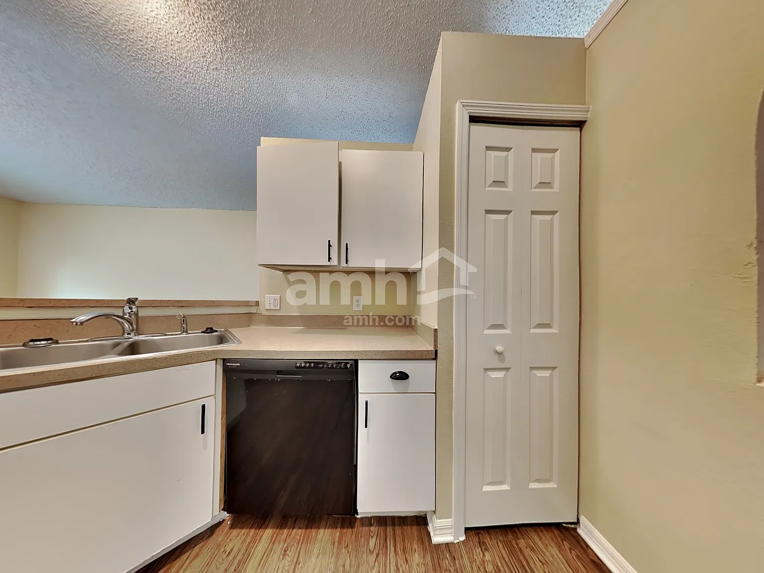 3 bed, 2.0 bath, 1324 sqft, $1,915 — Photo 4