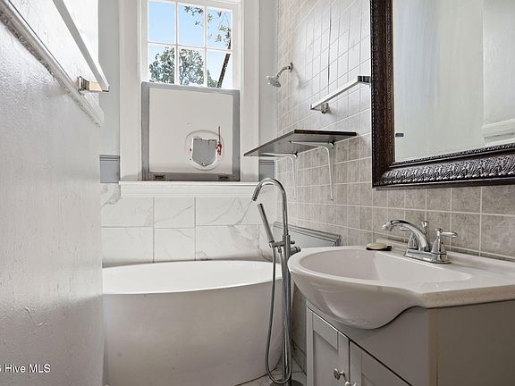 17th image of 707 W 4th Street
