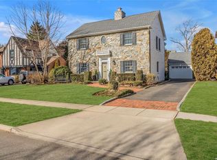 17 Huntington Rd, Garden City, NY 11530