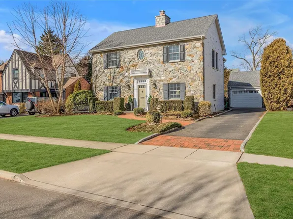 17 Huntington Road, Garden City, NY 11530
