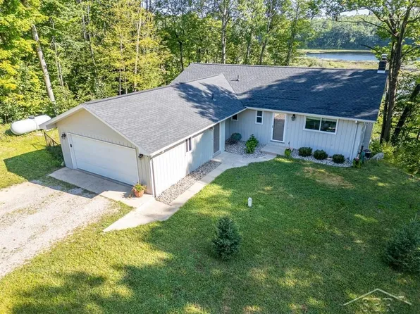 9421 E Mannsiding Rd, Clare, MI 48617