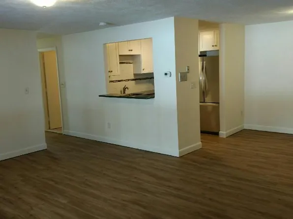 599 Old West Central St APT B1, Franklin, MA 02038