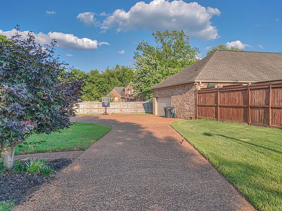 5th image of 815 Bradford Pl