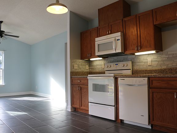 4th image of 14 Laurel Leaf Ln