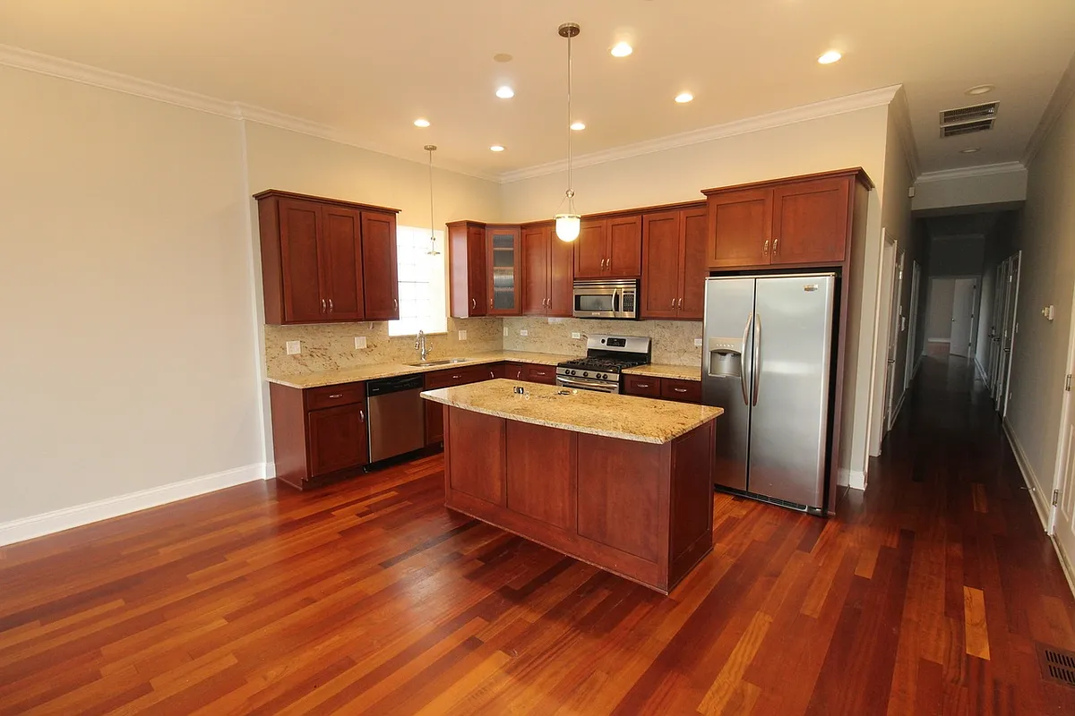 Building Photo - 3110 W Belmont Ave #2E