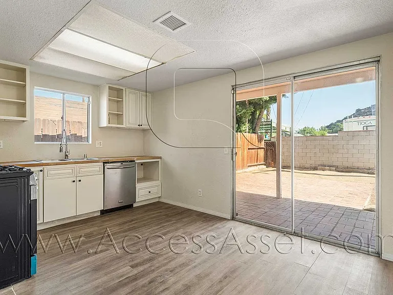33220 Schaper St — Photo 6