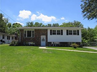 345 Hand Dr, Godfrey, IL 62035