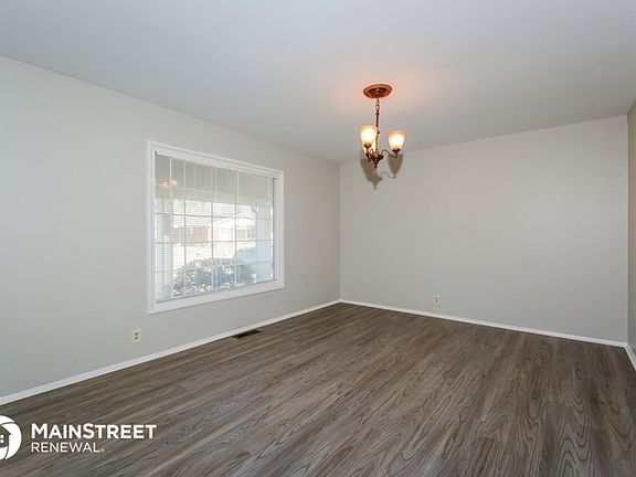 4th image of 2040 Canterbury Dr