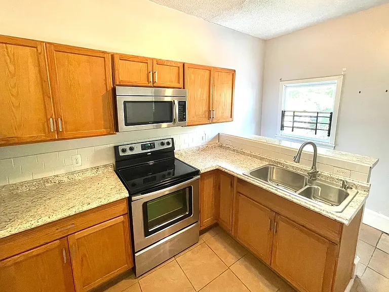 2206 Barnard St — Photo 9