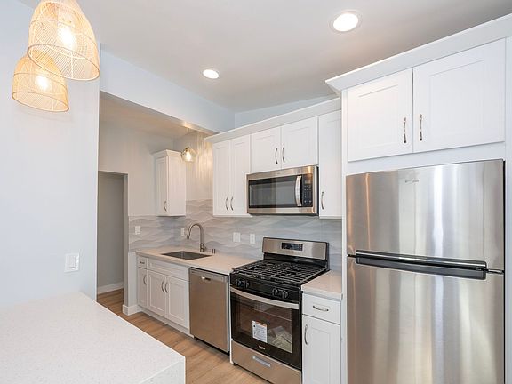 4th image of 418 N Broadway APT 4