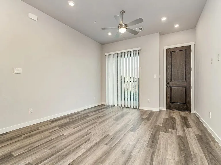 627 Oakridge Dr — Photo 2