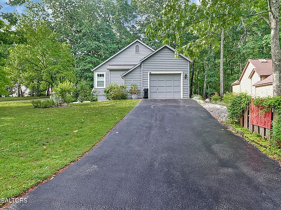 4th image of 41 Hickory Cove Ln