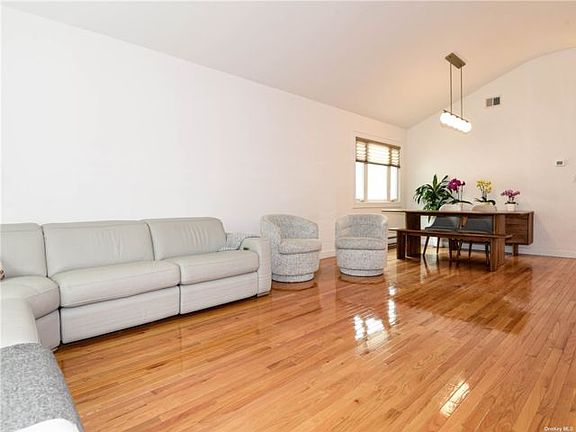 4th image of 14 Smith Pl