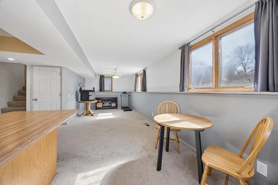 5 bed, 3135 sqft, $2,900 — Photo 4