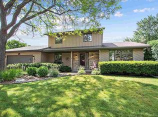 1777 Oakridge Ct, Menasha, WI 54952