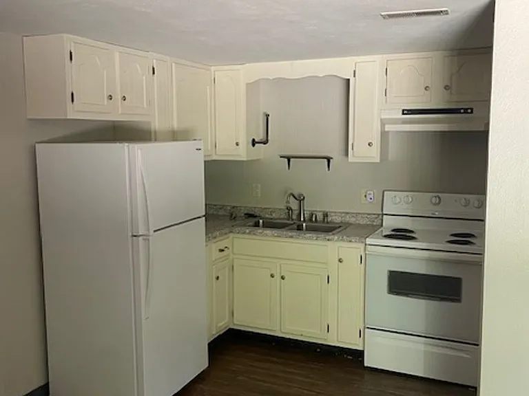 1107 Pekin Ave — Photo 1
