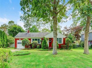 9 Florence Pl, Center Moriches, NY 11934